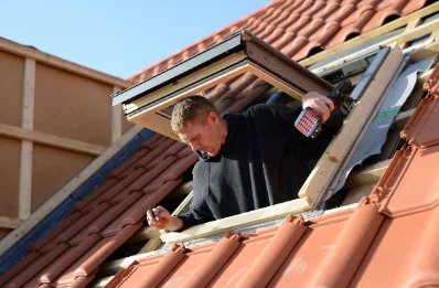 Pose de fenêtres de toit Velux à Couzon